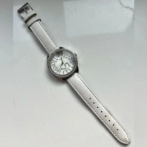 Guess Accessories - Women Guess Watch G759601 White
Leather Band Silver Case Swarovski
Crystal Bezel